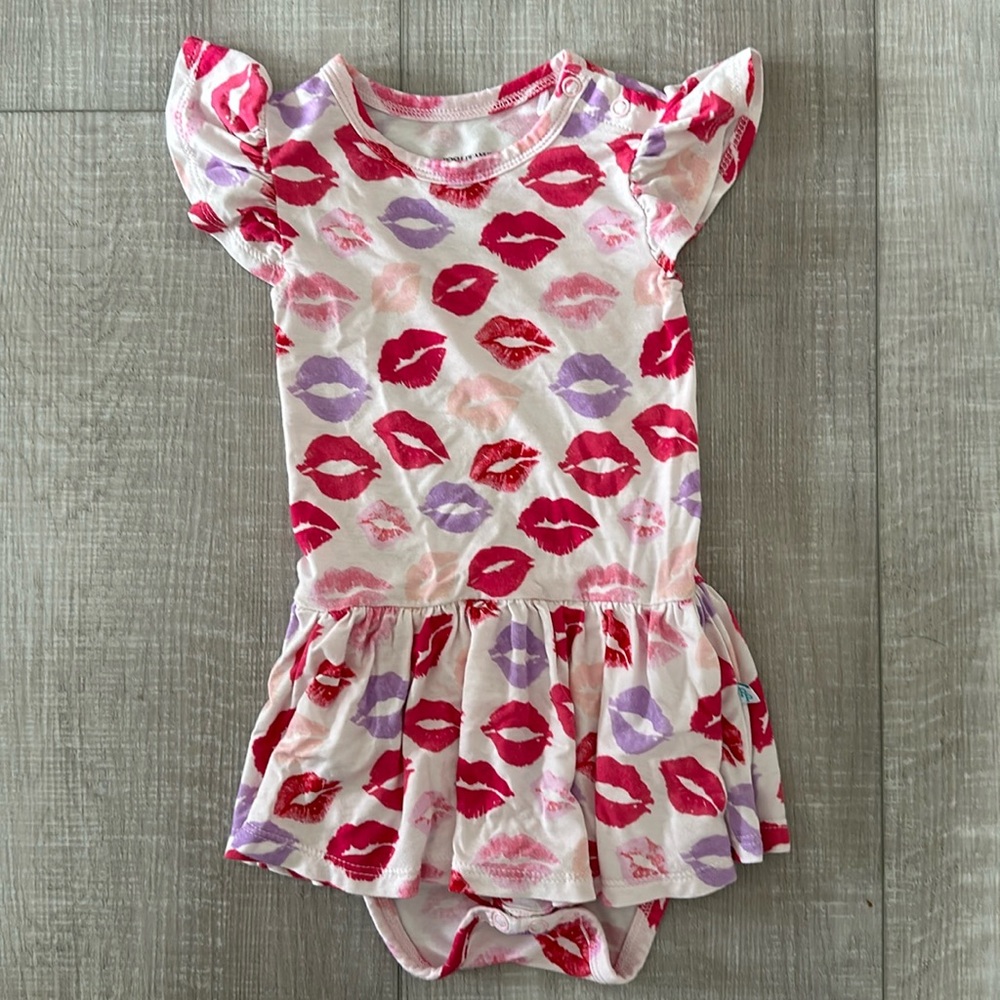 POSH PEANUT - Bamboo Lola Kiss Valentine’s Twirl Onesie